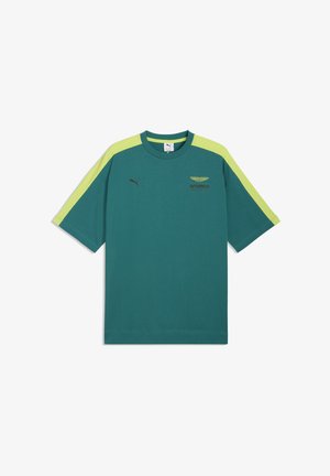 Maglietta a maniche corte Puma color verde petrolio con strisce verde chiaro sulle spalle, logo Aramco e logo Puma sul petto.