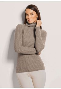 Beige gerippter Rollkragenpullover mit figurbetontem Design und langen Ärmeln, aus weichem Material gefertigt. Die Textur ist leicht dehnbar.