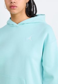 Jordan JORDAN BROOKLYN FLEECE - Felpa con cappuccio - light dew/(white)