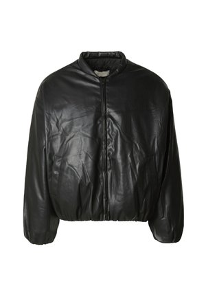 Giacca nera imbottita in pelle con maniche lunghe, cerniera frontale e tasche laterali, mostrata su sfondo bianco.