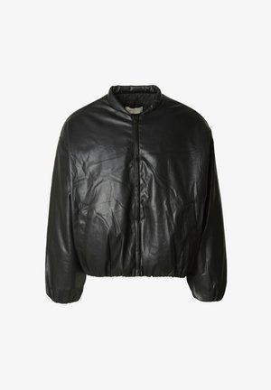 Svart polstret skinnjakke med lange ermer, glidelås foran og sidelommer, vist på hvit bakgrunn.