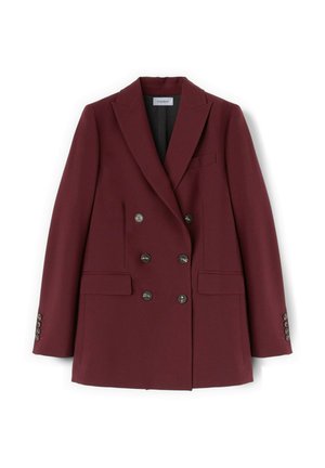 Blazer bordeaux à double boutonnage fabriqué en tissu texturé, comprenant deux poches à l'avant et des boutons en argent sur les poignets. Rabats de col inclus.