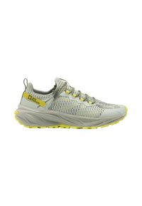 Chaussure de sport gris clair avec empeigne en mesh, accents jaunes et semelle texturée. Dotée d'un système de laçage et d'un col rembourré. Convient pour une utilisation en extérieur.