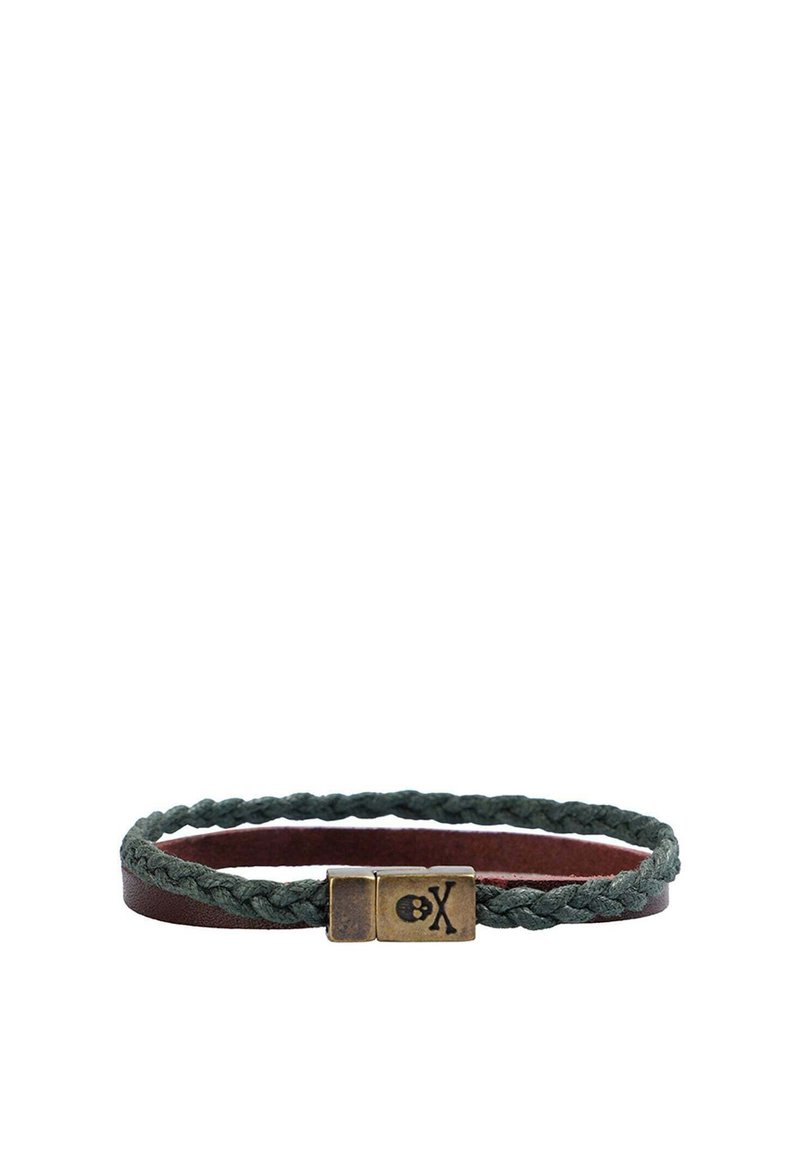 Pulsera de tela trenzada verde y cuero marrón oscuro con un cierre de metal que presenta un diseño de calavera y tibias cruzadas.