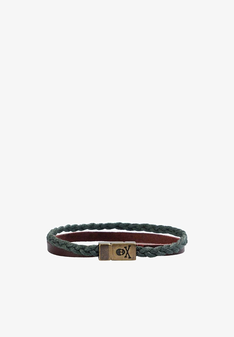 Pulsera de tela trenzada verde y cuero marrón oscuro con un cierre de metal que presenta un diseño de calavera y tibias cruzadas.