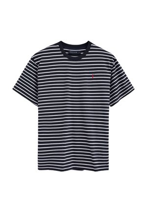 Marineblauw-wit horizontaal gestreept T-shirt met korte mouwen, ronde halslijn en een klein rood logo op de linkerborst.