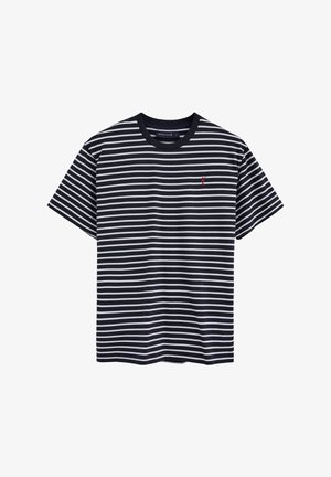 Maglietta a maniche corte con righe orizzontali blu navy e bianche, scollo rotondo e piccolo logo rosso sul petto a sinistra.