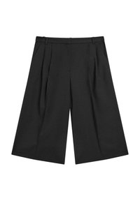 Pantalon noir à jambes larges en tissu lisse, avec des plis à l'avant et une ceinture ajustée. Le modèle descend sous les genoux.