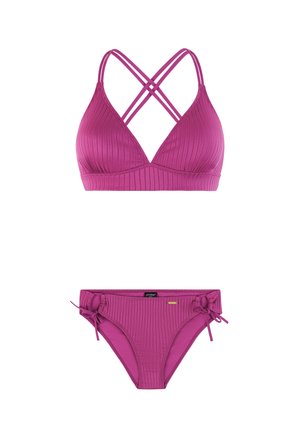 Paarse geribbelde tweedelige bikini met kruislingse bandjes op het topje en zijstrikjes op het broekje.