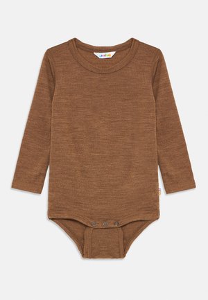Brauner Langarm-Babybody mit Rundhalsausschnitt und drei Druckknöpfen im Schritt, auf weißem Hintergrund präsentiert.