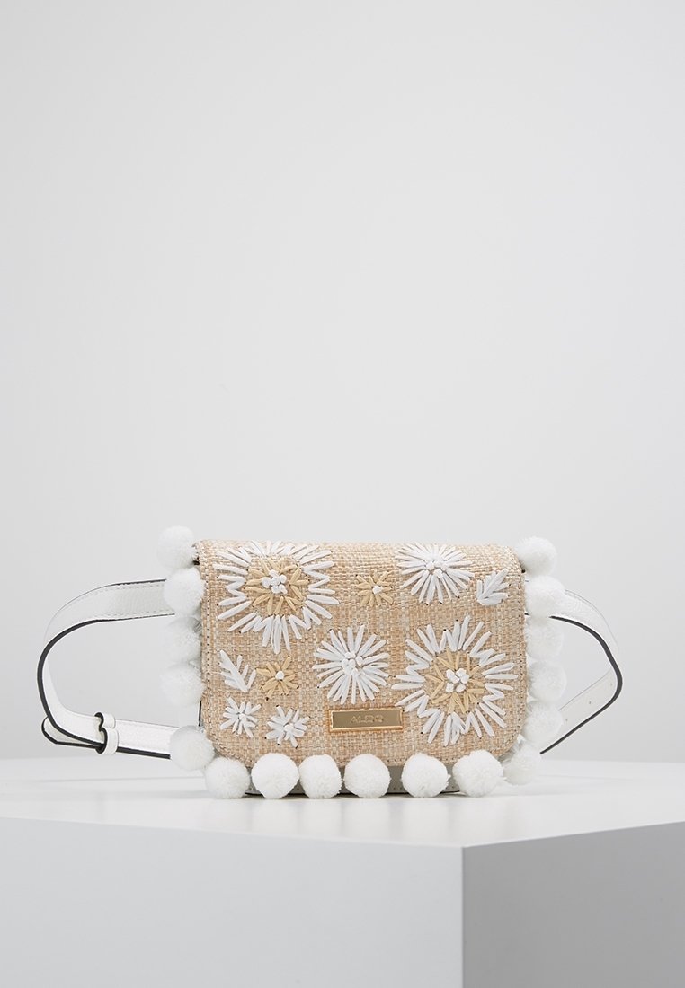 Borsa a tracolla beige intrecciata con ricami floreali bianchi e dettagli pom-pom. Presenta una tracolla bianca e una piccola placca con logo sul fronte.