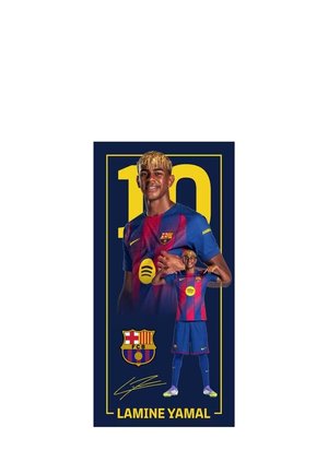 Młody piłkarz w stroju FC Barcelona pozujący z numerem 10, herbem klubu i nazwiskiem Lamine Yamal na ciemnoniebieskim tle.