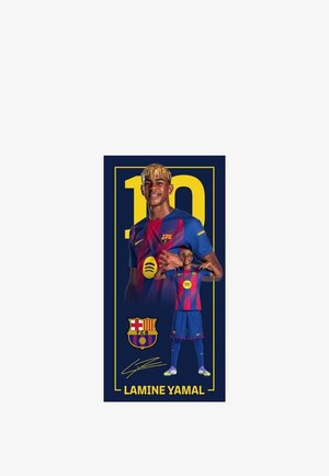 Młody piłkarz w stroju FC Barcelona pozujący z numerem 10, herbem klubu i nazwiskiem Lamine Yamal na ciemnoniebieskim tle.
