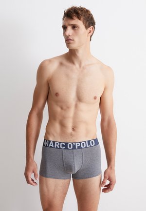 Grå bomullsboxershorts med ett marinblått elastiskt midjeband som har "MARC O'POLO"-logotypen i vitt, åtsittande design och slät textur.