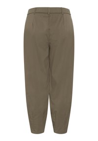 Pantalon marron fuselé avec une taille élastique, des passants de ceinture et des détails de couture subtils aux chevilles.