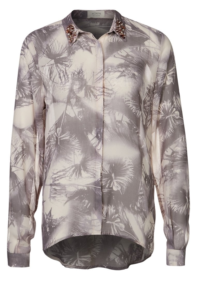 Langärmlige Bluse in Hellgrau mit botanischem Druck. Verfügt über einen spitzen Kragen, der mit dekorativen Verzierungen geschmückt ist. Glatte Stoffoberfläche.