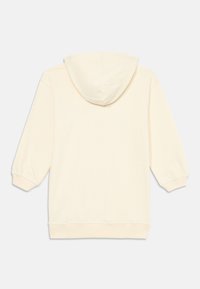 Cremfarbener Hoodie mit weicher Textur, ausgestattet mit einer Kordelzugkapuze sowie gerippten Bündchen und Saum. Einfaches, ungeschmücktes Design.