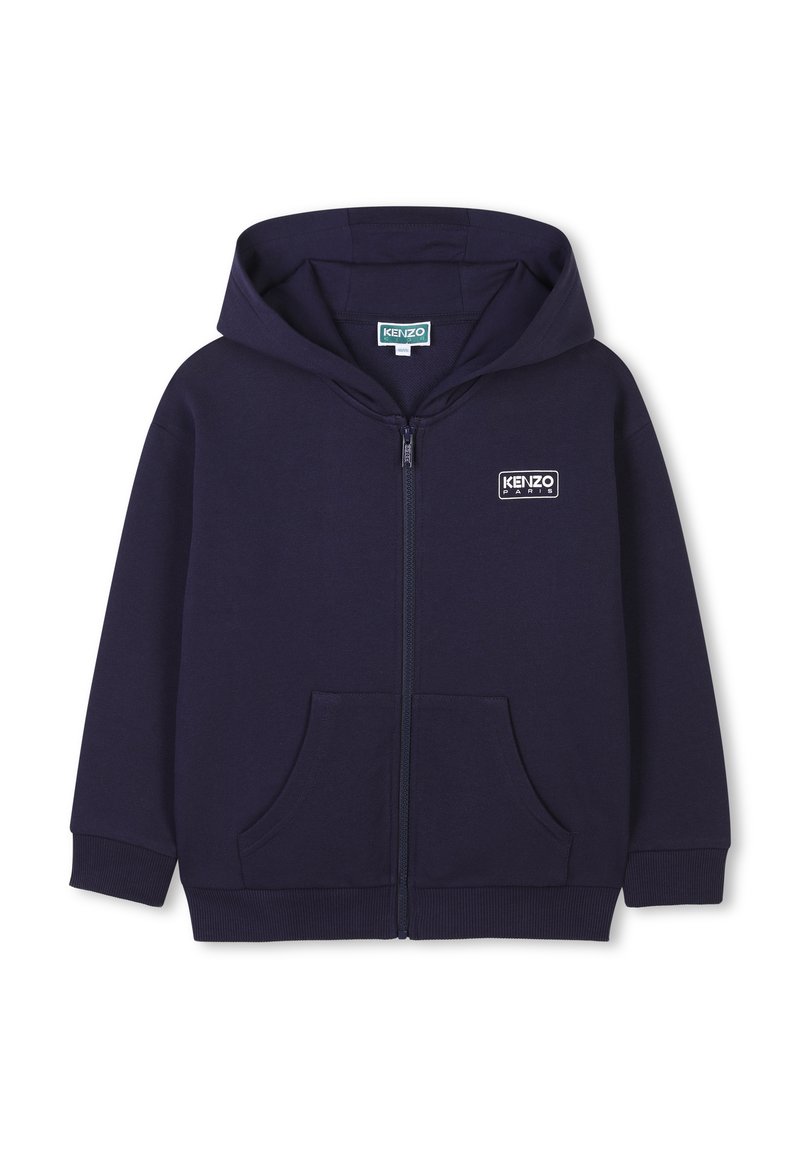 Hoodie zippé bleu marine avec une poche kangourou, des poignets côtelés et un patch logo sur la poitrine gauche ; fabriqué en matériau en coton texturé.