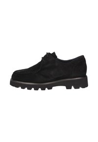 Scarpa in pelle scamosciata nera con punta arrotondata, cuciture a contrasto e una suola spessa e robusta in gomma. Design con lacci e accenti minimi.