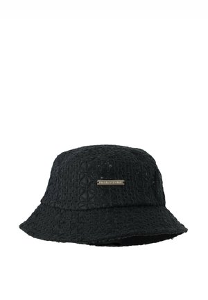 Chapeau seau noir en texture avec un motif floral subtil et une petite plaque rectangulaire en métal en face.
