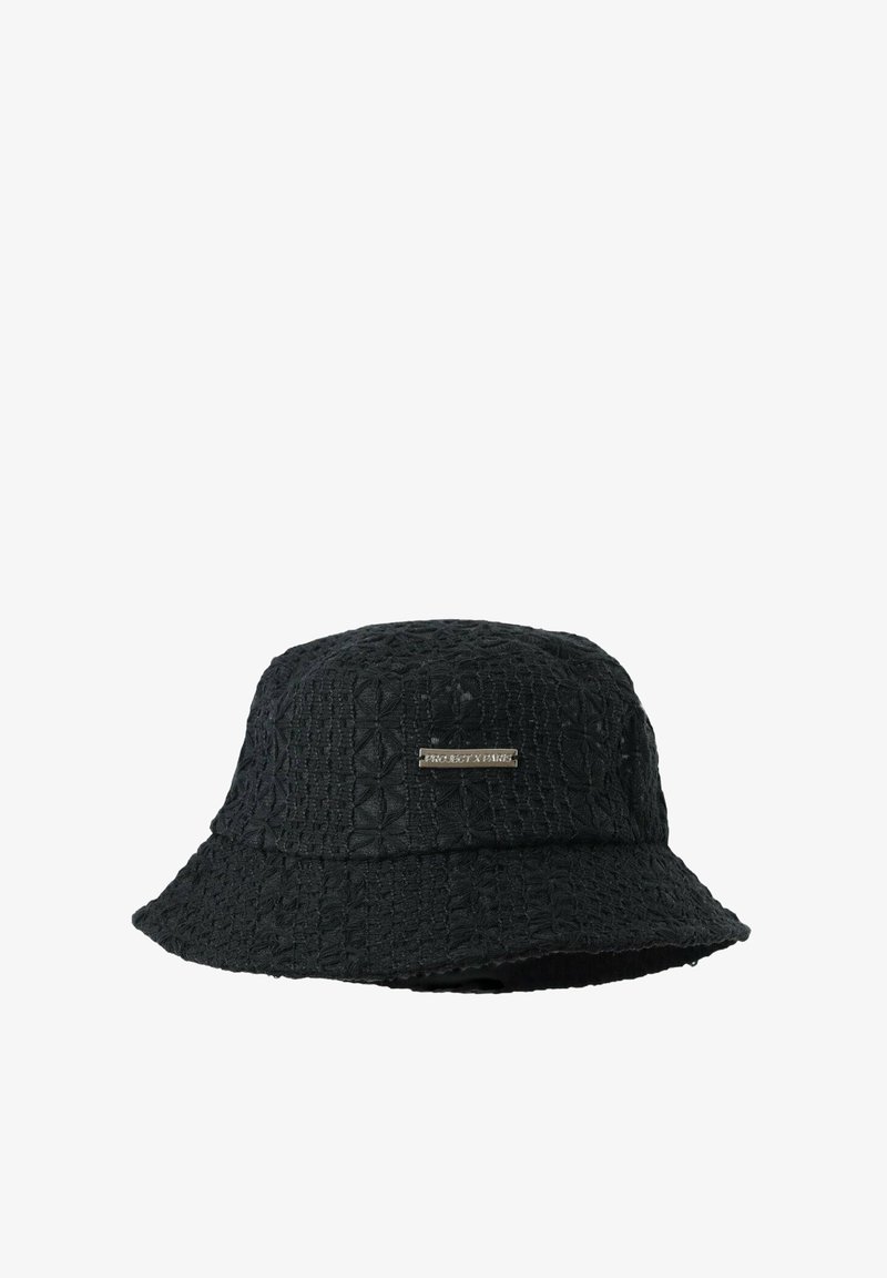 Chapeau seau noir en texture avec un motif floral subtil et une petite plaque rectangulaire en métal en face.