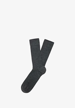 Grå bomullssockor med ribbad textur, knähöga och förstärkta muddar, med ett subtilt rutig mönster genom hela.