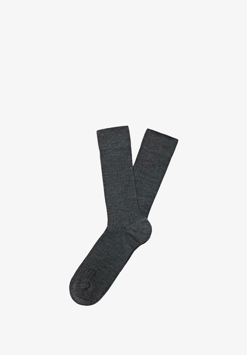 Grå bomullssockor med ribbad textur, knähöga och förstärkta muddar, med ett subtilt rutig mönster genom hela.