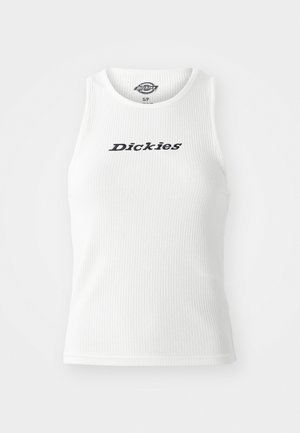 Biela rebrovaná tank topka s okrúhlym výstrihom a bezrukávovým dizajnom, s nápisom "Dickies" čiernym písmom cez hruď.