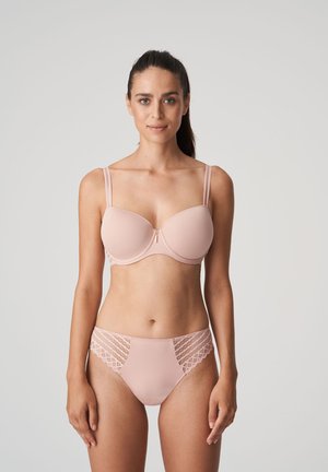 Conjunto de lencería rosa claro que incluye un sujetador acolchado y suave con tirantes ajustables y unas braguitas tipo hipster a juego con detalles de encaje en los lados.