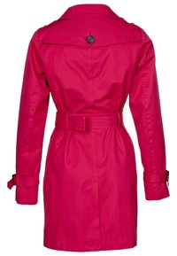 Färgad trench coat i klädd rosa, tillverkad av ett slätt tyg, med bälte i midjan, knappdetalj på ryggen och ärmstrappar.