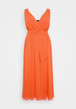 Rochie maxi portocalie, fără mâneci, cu decolteu adânc în V, bust strâns și curea legată în talie. Fabricată dintr-un material ușor și fluid.