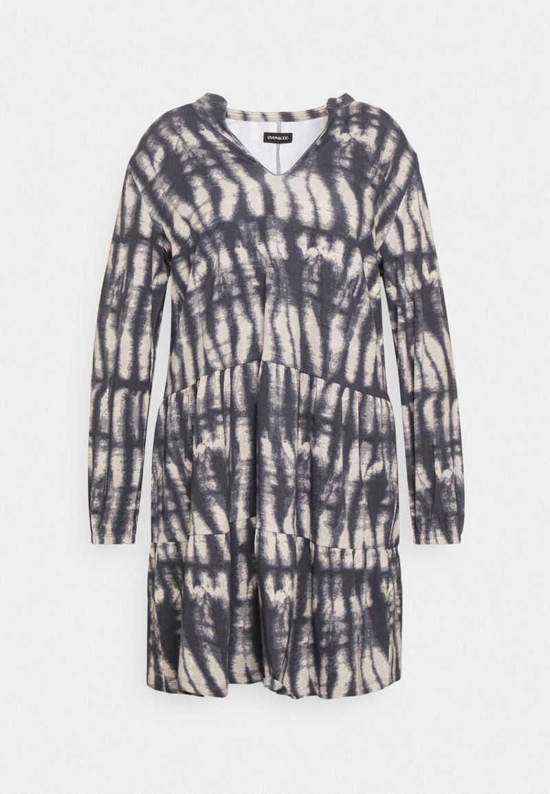 Vestido de mangas longas com um padrão em tie-dye preto e bege, com um decote em V e um design em camadas que proporciona volume e textura.