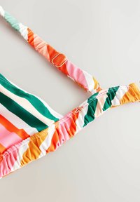 Bunt gestreifter Bikini-Oberteil in den Farben Grün, Pink und Orange, mit geraffter Textur und einem metallischen Verschluss für verstellbare Träger.