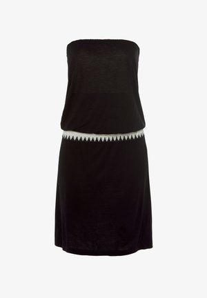 Schwarzes trägerloses Kleid aus leichtem Stoff, mit einer taillierten Taille, die von einem weißen Dekorbund mit Muster akzentuiert wird.