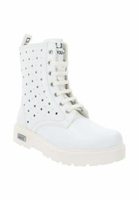 Botas ankle de encaje blancas de cuero vegano con diseño perforado, cordones blancos y suela de goma gruesa. Presenta un logo y una pestaña para tirar en la parte posterior.