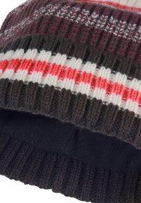 Geklede gebreide muts met donkerbruin, witte en roze strepen, met een geribbelde textuur en een omgeslagen rand. Zachte binnenvoering zichtbaar.