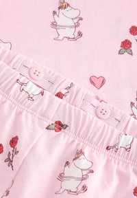 Różowe szorty piżamowe z wzorem postaci Muminków, serc i róż. Elastyczny pas z detalem w postaci jasnoróżowego guzika.