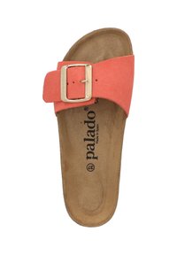 Sandalo slide in suede corallo con una fascia larga e una fibbia in tonalità oro. Suola imbottita con una soletta strutturata marrone. Logo del marchio visibile.