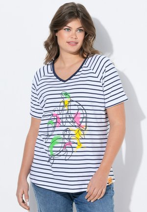 T-shirt à col en V rayé en blanc et marine, présentant un graphique coloré de tortues en rose, jaune et vert. Manches courtes et coupe décontractée.