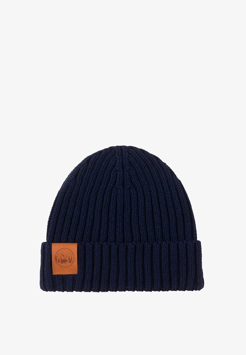 Granatowa prążkowana dzianinowa czapka z mankietem złożonym na brzeg oraz brązową skórzaną naszywką na mankiecie z motywem niedźwiedzia i gór.