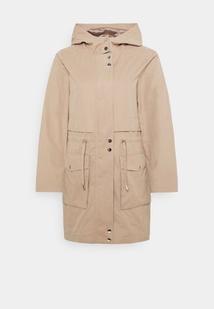 Chaqueta beige con capucha hecha de tela duradera, con dos bolsillos frontales, cordones ajustables y cierre de botones a presión.