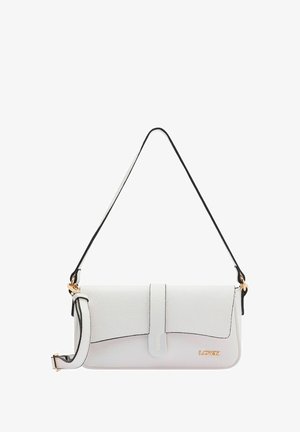 Borsa clutch in pelle bianca con patta ripiegata, bordo nero e logo dorato. Presenta una tracolla rimovibile e una superficie testurizzata.