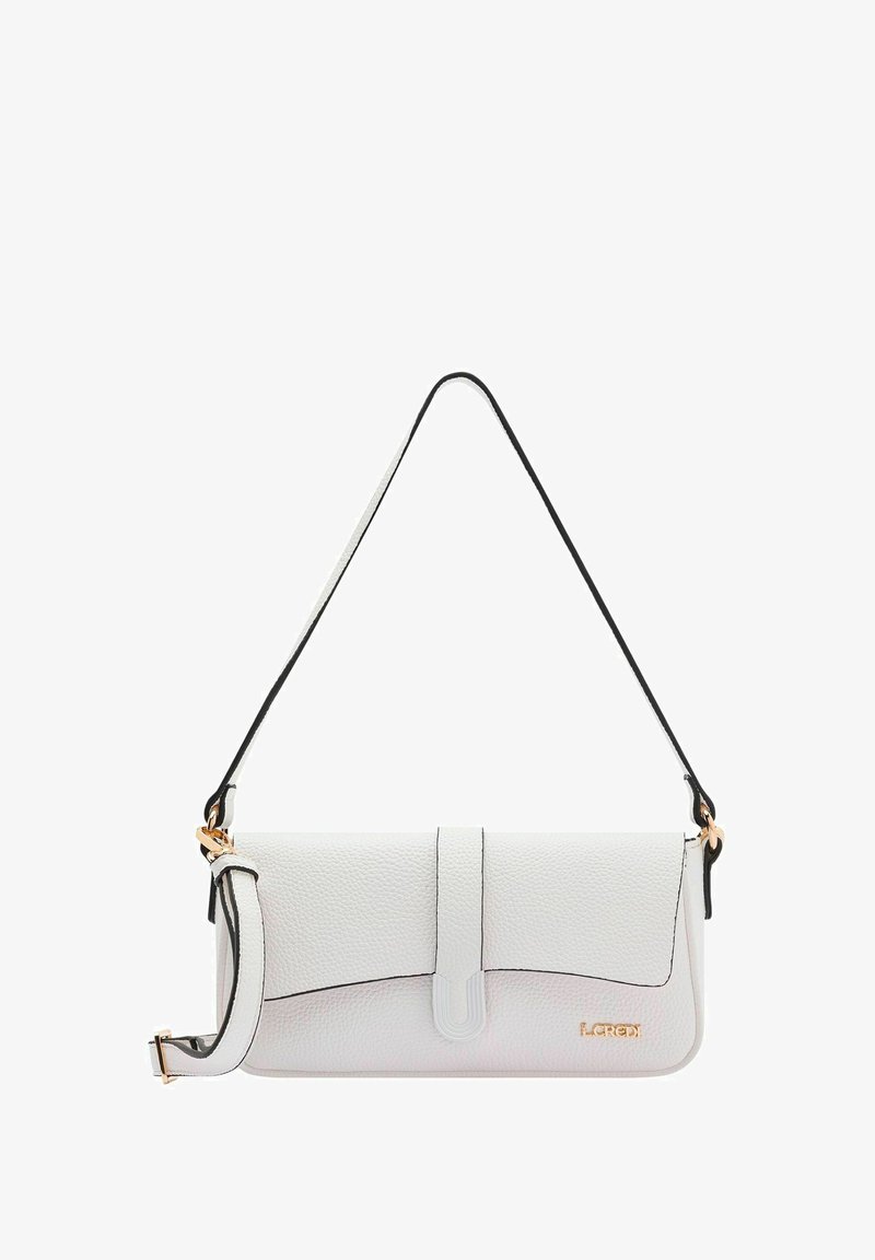 Bolso de mano de cuero blanco con solapa plegable, ribete negro y logotipo dorado. Cuenta con una correa de hombro desmontable y superficie texturizada.