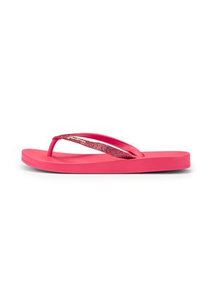 Hellrosa Flip-Flop-Sandale mit glitzernden pinken Riemen und flacher Sohle, seitlich auf weißem Hintergrund dargestellt.
