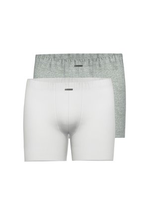 Zwei Paar Herren-Boxershorts, eines weiß und eines grau, mit einem kleinen schwarzen Etikett am elastischen Bund.