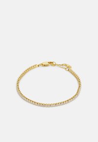 Guldtonet armbånd med et fleksibelt design med kvadratiske led. Den ene side er prydet med klare krystaller. Inkluderer en sikker lås.