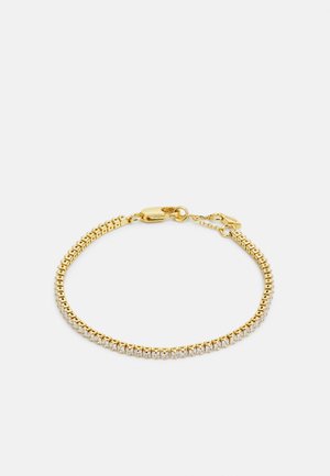 Vergulde armband met een flexibele vormgeving en vierkante schakels. Eén kant is versierd met heldere kristallen. Voorzien van een veilige sluiting.