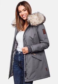 Grijze parka met nep bont aan de capuchon, voorrits en zijzakken. Zachte binnenvoering, geribde manchetten en merkpatch op de mouw.