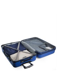 Maleta dura azul con dos compartimentos, interior gris, correas de embalaje y un mango retráctil. Abierta y vacía.