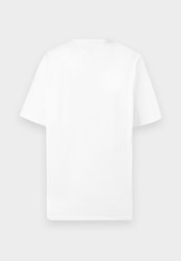 Hvit bomulls T-skjorte med V-hals, korte ermer og rett kant. Glatt tekstur, uten mønstre eller detaljer. Enkel, minimalistisk design.
